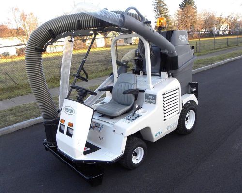 2011 TENNANT ALL TERRAIN LITTER VACUUM ATLV 4300 - DIESEL - ONLY 73 HOURS!