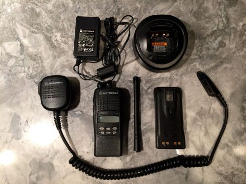 Motorola HT1250 VHF 136-174Mhz 128Ch 5W Two Way Radio AAH25KDF9AA5AN