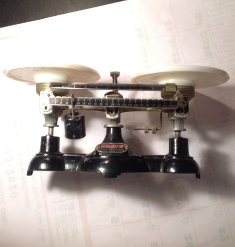 VINTAGE OHAUS BALANCE SCALE WITH PORCELAIN PLATES. 2 KILO SCALE