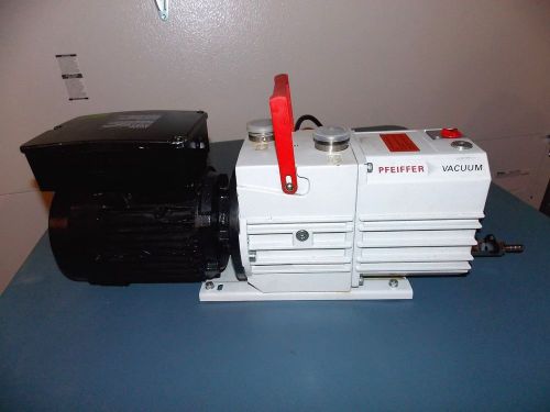 Pfeiffer Vacuum pump Model DUO 10 PK D62 707 D 35614 ASSLAR