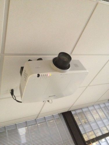 Sanyo PLC-ZM5000L Projector