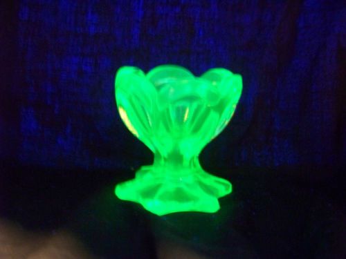 GREEN  VASELINE GLASS URANIUM FOOTED TULIP SALT  TABLEWARE    (( ID145855 ))