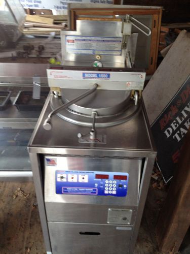 Broaster Fryer and warmer display case