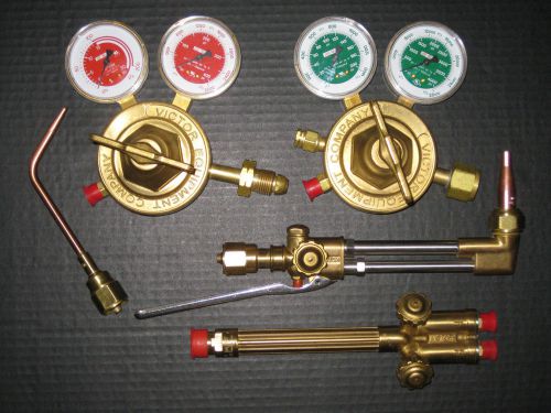 * NEW * OXYEGEN &amp; ACETYLENE REGULATORS W / CUTTING &amp; WELDING TORCH AND EXTRA TIP