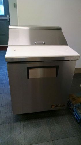 True tssu-27-08 27&#034; solid door sandwich/salad refrigerated prep table unit 2013 for sale