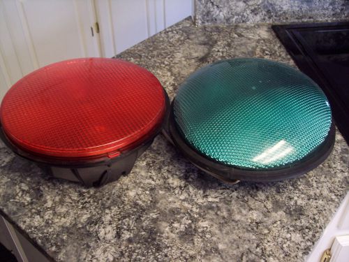 TWO GE GREEN and RED LED  TRAFFIC LIGHT MODEL DR6-RTFB-17A 120V  Green works