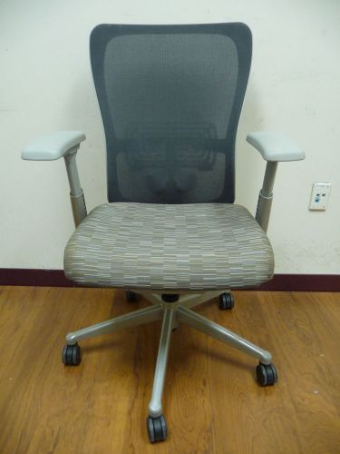 Haworth &#034;zody&#034; office chair - coincide acre patterned seat &amp; mesh back #10771 for sale