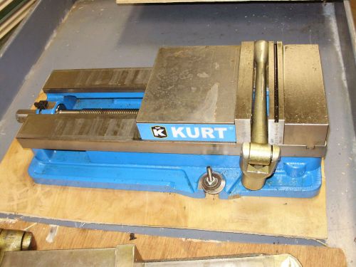 KURT 6&#034; ANGLOCK MILLING MACHINE VISE WITH HANDLE MODEL D688 S/N 107760  D 688