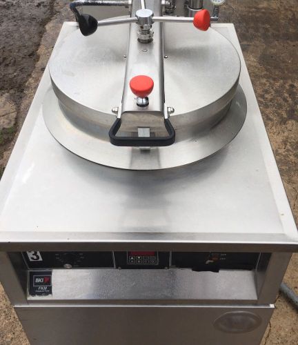 BKI 75-lb Electric Pressure Chicken Fryer - 280v/3ph  FKM-F