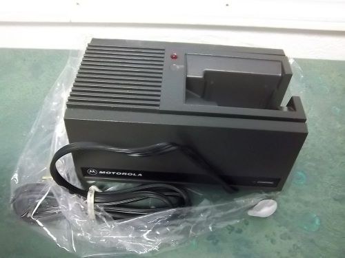 MOTOROLA 14-HOUR SINGLE-UNIT BATTERY CHARGER MODEL NLN8856A