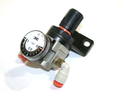 SMC AIR REGULATOR WITH GAGE 7 MOUNTING BRACKET AR10-M5BG-Z