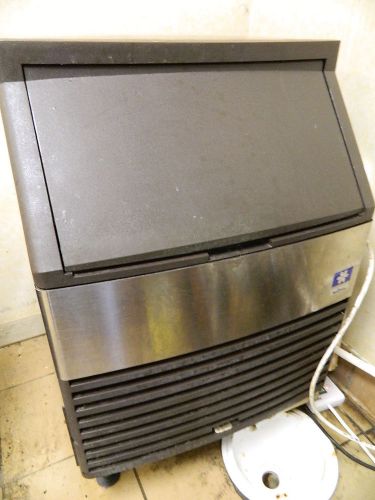 MANITOWOC QY-0134A UNDERCOUNTER ICE MACHINE W/ BIN PRODUCES UP TO 147 LBS / DAY