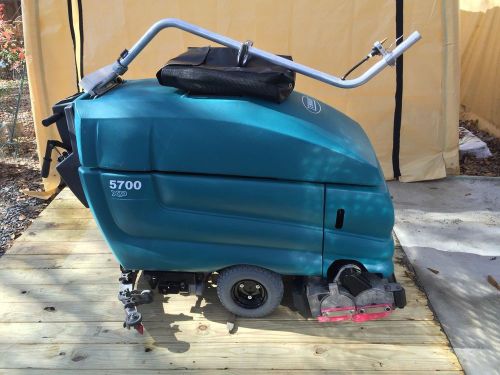 Tennant 5700 XP Cylindrical 0,3 Hours Refurbished warranty floor scrubber