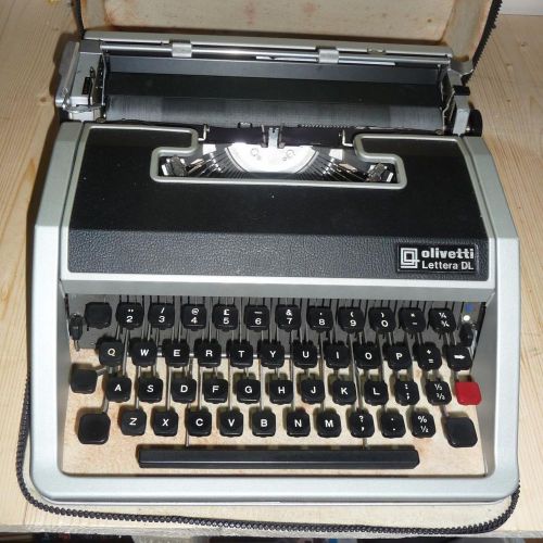 Vintage retro Olivetti Lettera DL typewriter, great condition