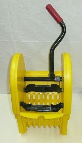 7576 88 YEl Rubbermade Comercial  Mop Bucket Wringer