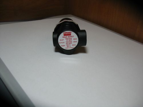 NEW Dayton 4ZM07 Mini Air Regulator 1/8 NPT - 300 PSI Inlet - 125 PSI Outlet