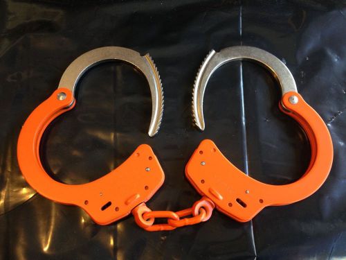 SMITH &amp; WESSON MIOO HANDCUFF &#034;ORANGE/RED&#034;