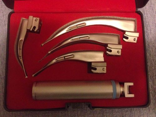 Welch Allyn Fiber Optic Laryngoscope set: 1 handle, 4 miller blades