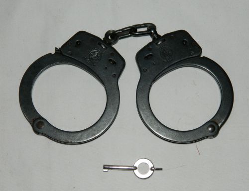 Smith &amp; wesson m100-1b gun metal blue black handcuffs police restraints cuffs for sale