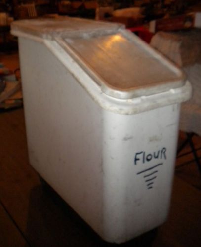 Used Rubbermaid 25 Gallon Ingredient Bin w Lid on Casters 3600 NSF White