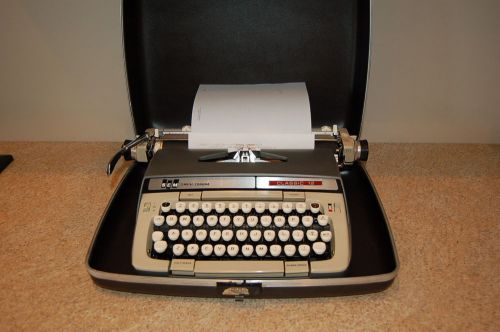 VINTAGE SMITH CORONA CLASSIC 12 Manual Portable Typewriter with CASE 