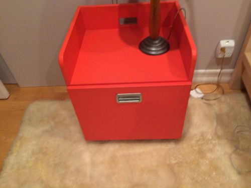 File cabinet on wheels in mod color