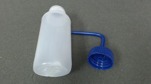 V W R SCIENTIFIC INC - 11627-0250 - BOTTLE,SQUEEZE,POLYE,WITH BLUE CAP,8 OZ,