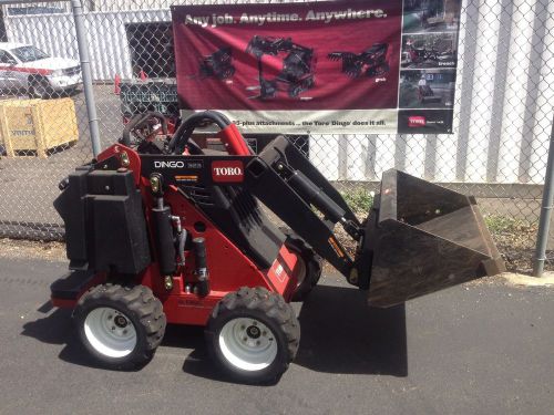 Toro Dingo 323 4-Paw with Standard Bucket (Ness Turf 068)