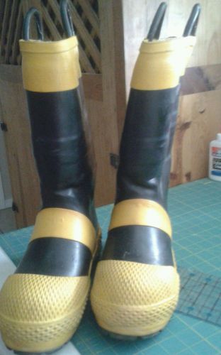 Vibrant men&#039;s rubber fire boot ~ size 7 medium for sale