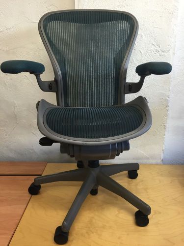 SIZE &#039;B&#039; GREEN HERMAN MILLER AERON.TITANIUM FRAME. ADJUST ARMS. FREE UK DELIVERY