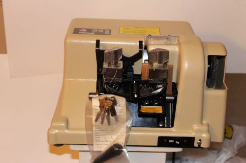 Ilco Unican manual key machine Key Duplicator Machine Model 025 NEW IN BOX   NOS