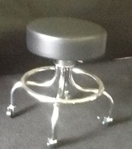 BREWER ADJUSTABLE SPINDLE STOOL  BLACK VINYL,CHROME BASE,RD FOOT RING