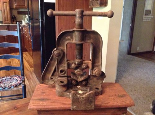 Vintage bench mount pipe vise Ridge Tool Co. B-Y   2 1/2&#034;