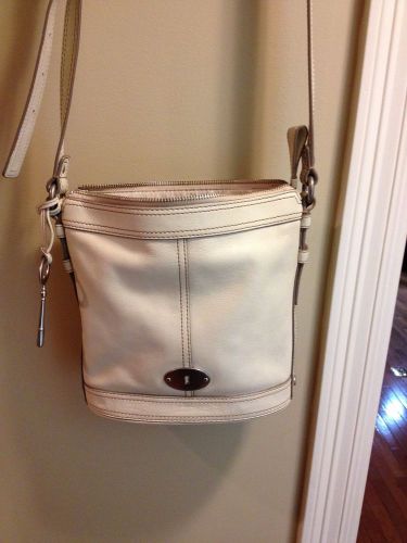 FOSSIL IVORY SOULDER BAG SIZE 10&#034; H, 9 1/2&#034;, W 3 1/2&#034; D 21&#034; STRAP