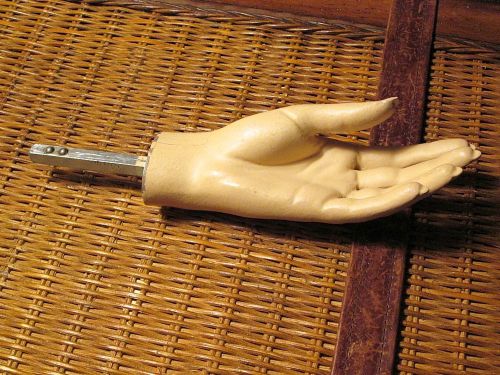 VINTAGE WOMENS MANNEQUIN HAND