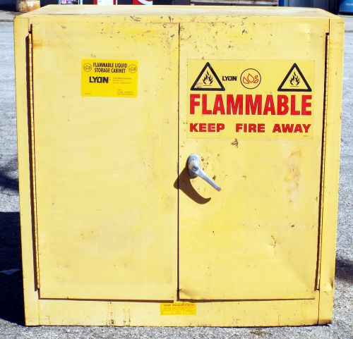 1 USED LYON 5467 22 GALLON FLAMMABLE LIQUID STORAGE CABINET ***MAKE OFFER**