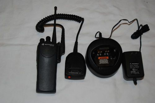 MOTOROLA PR1500 UHF IN VERY NICE CONDITION GOOD FOR HAM BAND