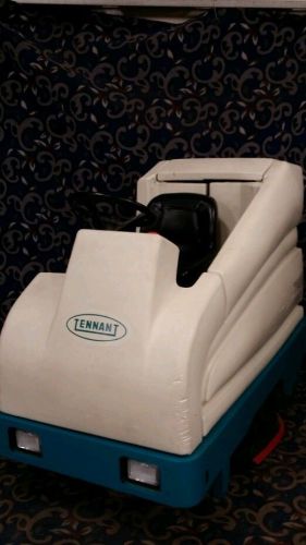 Tennant 7200 ride on floor sweeper scrubber with only 347 hours