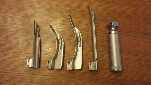 Laryngoscope with 4 Blades Working