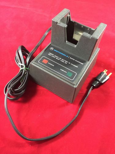 MOTOROLA 2-WAY RADIO BATTERY CHARGER # NLN4569B for MT500 HANDHELD VG CONDITION