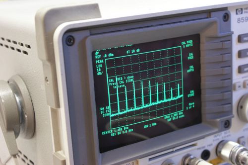 Agilent / HP 8594E  9 kHz - 2.9 GHZ Spectrum Analyzer. Opt: 041,105.