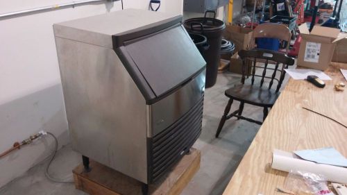 Manitowoc ice machine, undercounter.