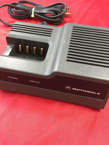 MOTOROLA 2-WAY RADIO BATTERY CHARGER # NTN4633A P200 HT600 MT1000 VG CONDITION