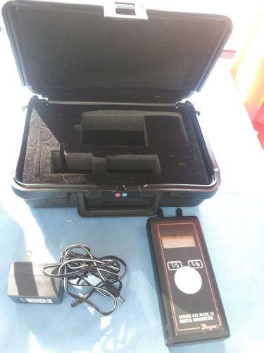 Dwyer Digital Manometer Series 475-3 Mark III in case