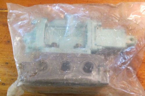 Numatics solenoid valve 33ccl4410 1188 w/manifold block nos new nip for sale