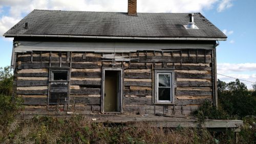 BEAUTIFUL Antique Log Cabin 22&#039; x 32&#039; Hand Hewn Oak Logs Story and a Half-Loft