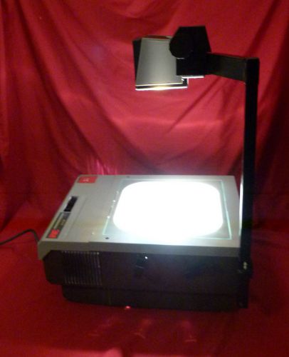 3M SERIES 910 OVERHEAD PROJECTOR W 2 INSTALLED 360 WATT BULBS FOLD DOWN ARM