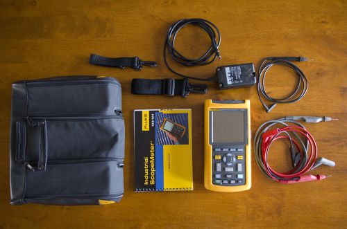 Fluke 123 Oscilloscope Industrial Scope Meter Works Except Display has Lines