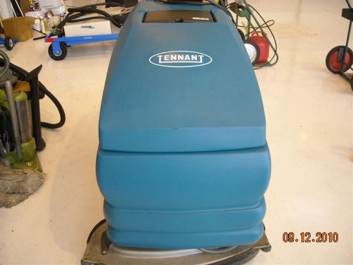 Tennant 28&#034; m5700 walk_behind  (used floor  model) for sale