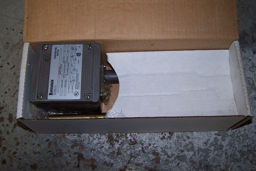 NEW BARKSDALE T2H-M251-Q61 TEMPERATURE SWITCH 480 VAC RANGE +50/+250?F 3 AMPS